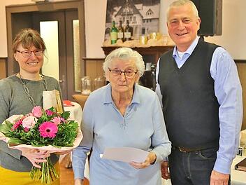 Anneliese D&ouml;rfler, seit 70 Jahren Mitglied im SVB, flankiert vom wiedergew&auml;hlten Ersten Vorsitzenden Klaus Lachmann und der bisherigen stellvertretenden Vorsitzenden Alexandra Wolf, die bei den Neuwahlen nicht wieder antrat. Foto: Stefan Auxel