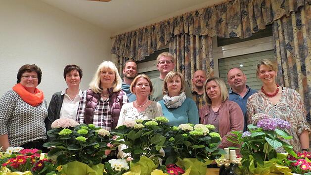 B&uuml;rgermeisterin  Patricia Schie&szlig;er (von links) freut sich, dass der Gartenbauverein einen Vorstand hat. Gew&auml;hlt wurden Nicole Lippert, Daniela Schmitt, Florian Probeck, Anja Ferdin, Christian Schmitt, Monika St&ouml;hling, Eberhard Neubert, Annett Heinig, Sylvio Heinig und  Silke Kaufmann. Foto: Doris Bauer