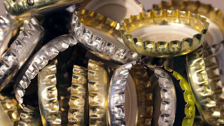 Kronkorken sind aus recycelbarem Material. Der Initiator einer  Spendenaktion sammelt sie, um mit den Erlösen daraus krebskranke Kinder zu unterstützen. Foto: manfredrichter/pixabay.com