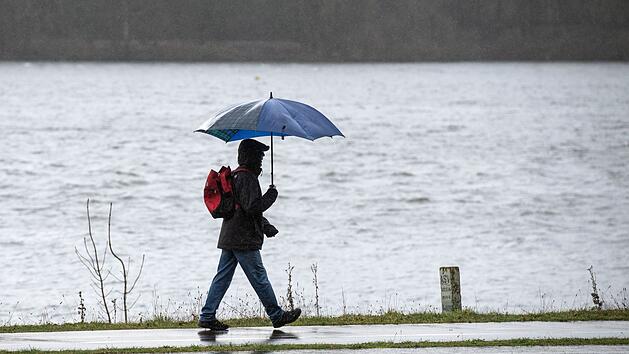 Spazierg&auml;nger im Regen