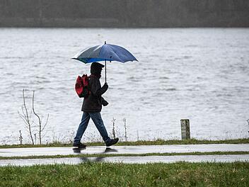 Spaziergänger im Regen
