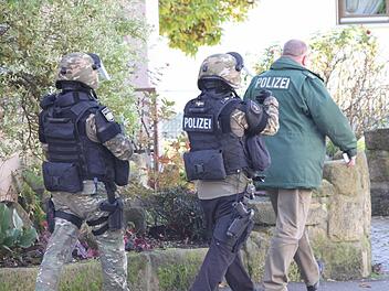 Für den Einsatz in Höfles wurde auch ein Sondereinsatzkommando angefordert. Fotos: Vanessa Schneider