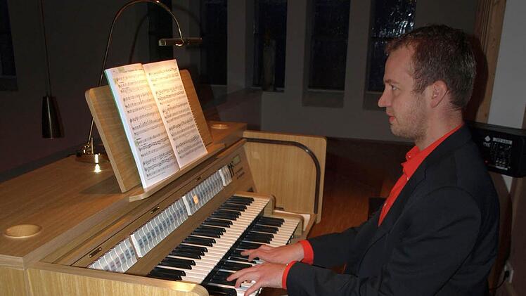 Variationen zu Weihnachtsliedern trug Ralf Hofmann an der Orgel vor.