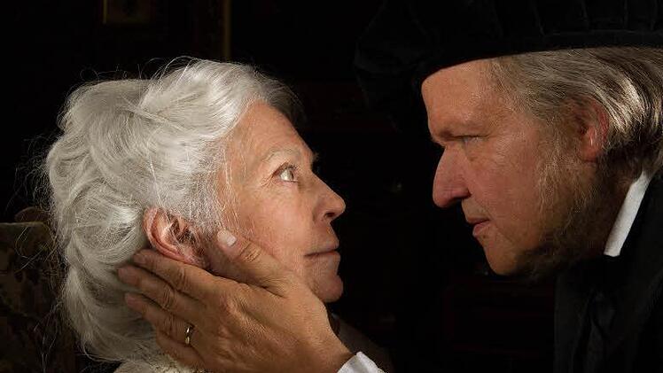 Die greise Cosima (Iris Berben) halluziniert ihren Göttergatten Richard (Justus von Dohnányi) herbei.