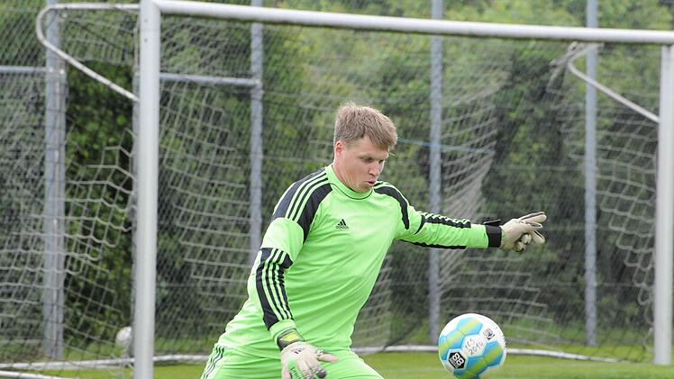 Abstoß: Riedenbergs Torwart Florian Dorn.