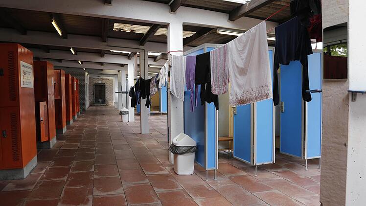 Asyl: Im Erlanger Freibad West wurde ein provisorisches Flüchtlingslager errichtet.