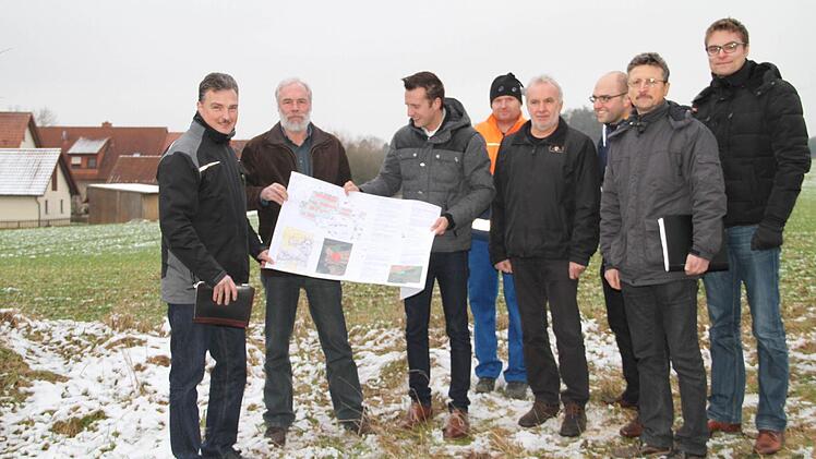 Bürgermeister Andreas Hügerich (Dritter von links) stellte mit seinen Mitarbeitern von Bauverwaltung, Stadtwerken, Liegenschaftsamt und Bauamt das neue Baugebiet "Am Jägersbrunnen" in Roth vor. Foto: Gerda Völk