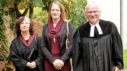 Die Beauftragte des Dekanats für Schule und Religionspädagogik, Renate Tallon (links), und Pfarrer Volkmar Gregori (rechts) mit der neuen Religionspädagogin in Gleisenau, Sarah Zeidler Fotos: Günther Geiling