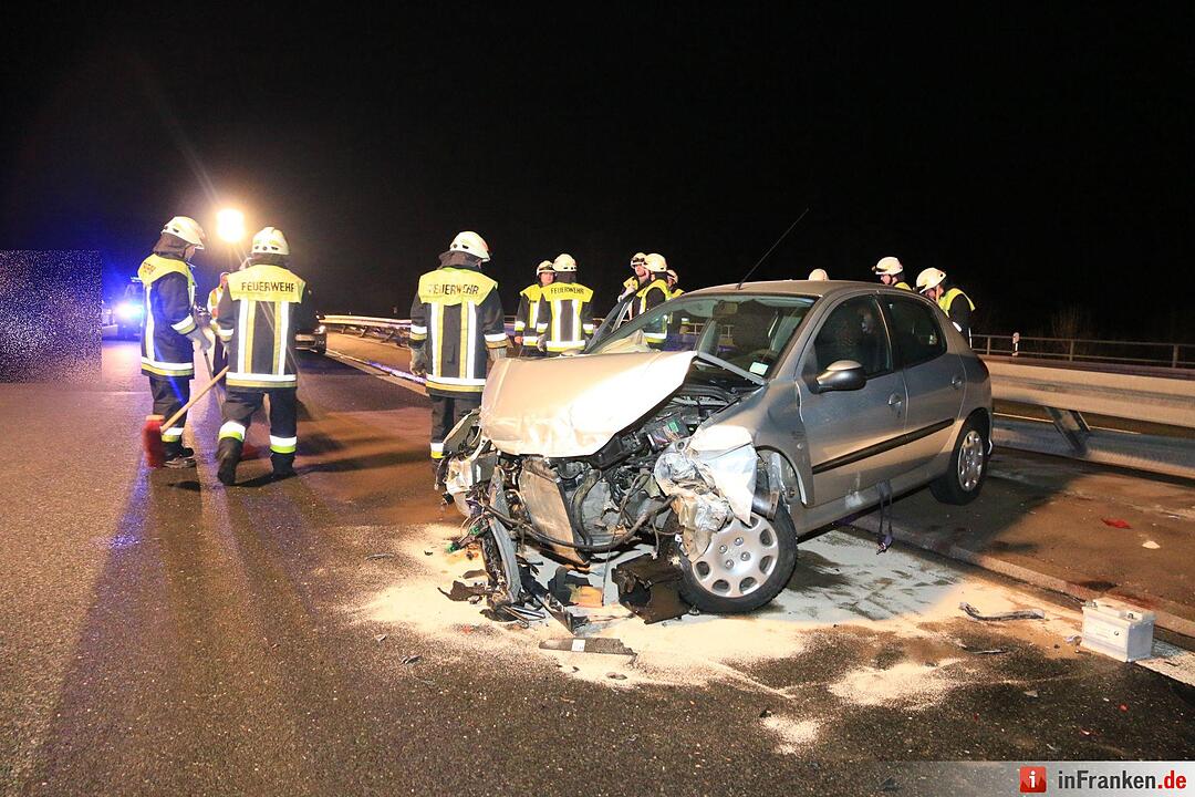 Autos kollidieren auf der A70 bei Hallstadt
