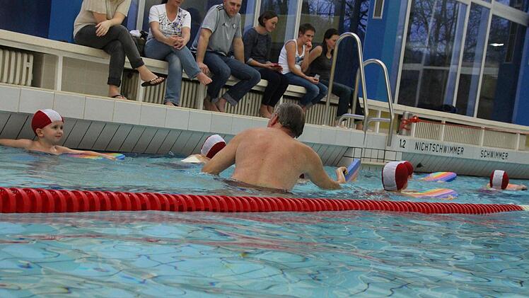 Schwimmkurs im Hallenbad Foto: Benedikt Borst