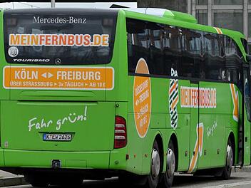 Der Kampf um Fahrgäste geht weiter. Viele Bundesbürger sind mittlerweile von der Bahn auf den Fernbus umgestiegen. Die grünen Omnibusse verkehren ab sofort auch von einer Haltestelle in Hollfeld. Partner ist das Busunternehmen Wunder. Foto: Patrick Seeger, dpa