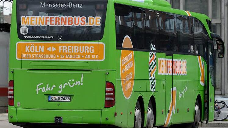 Der Kampf um Fahrgäste geht weiter. Viele Bundesbürger sind mittlerweile von der Bahn auf den Fernbus umgestiegen. Die grünen Omnibusse verkehren ab sofort auch von einer Haltestelle in Hollfeld. Partner ist das Busunternehmen Wunder. Foto: Patrick Seeger, dpa