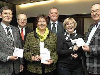 Übergabe der Spenden (von links): Gerhard Blümig, Christian Freiherr von Stockmar von Wangenheim, Friederike Werobel, Werner Bock, Barbara Kammerscheid, Rainer Müller  Foto: Meißinger
