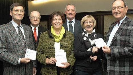 Übergabe der Spenden (von links): Gerhard Blümig, Christian Freiherr von Stockmar von Wangenheim, Friederike Werobel, Werner Bock, Barbara Kammerscheid, Rainer Müller  Foto: Meißinger