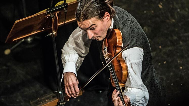 Bei seinem Gastspiel im Landestheater wurde Sergey Malov von den Zuhörern enthusiastisch gefeiert. Foto: Jochen Berger