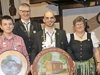 Vorsitzender Bernd Ruppert mit dem neuen Schützenkönig Daniel Nickel, dem Jugendkönig Mirko Sürjalainen und Schützenmeisterin Heike Wagner Foto: Mathias Erlwein