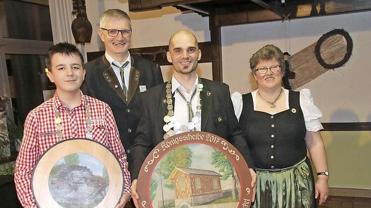 Vorsitzender Bernd Ruppert mit dem neuen Schützenkönig Daniel Nickel, dem Jugendkönig Mirko Sürjalainen und Schützenmeisterin Heike Wagner Foto: Mathias Erlwein