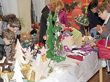 Der gut besuchte Adventsbasar in Eggolsheim  Foto: Mathias Erlwein