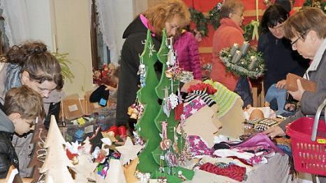 Der gut besuchte Adventsbasar in Eggolsheim  Foto: Mathias Erlwein