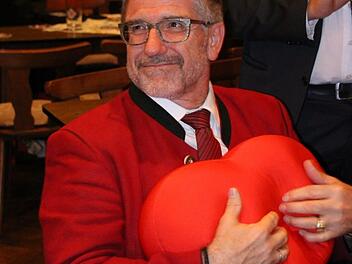 Mann mit rotem Herz: Michael Busch am Wahlabend. Foto: Simone Bastian