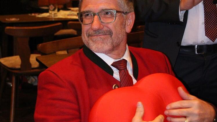 Mann mit rotem Herz: Michael Busch am Wahlabend. Foto: Simone Bastian