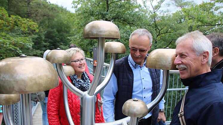 Hier lauschen die Kreisräte Roland Limpert und Ernst Stross.