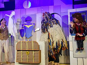 Heuer verzaubert die Theaterwerkstatt Haßfurt Kinder, aber auch Erwachsene mit der Geschichte "Das kleine Gespenst" von Otfried Preußler. Schon die Premiere hatte den kleinen und großen Zuschauern auf das Beste gefallen. Unser Bild zeigt (von links) Felix Pielmeier, Patrick L. Schmitz, und Aline Joers.Fotos: Urlrike Langer
