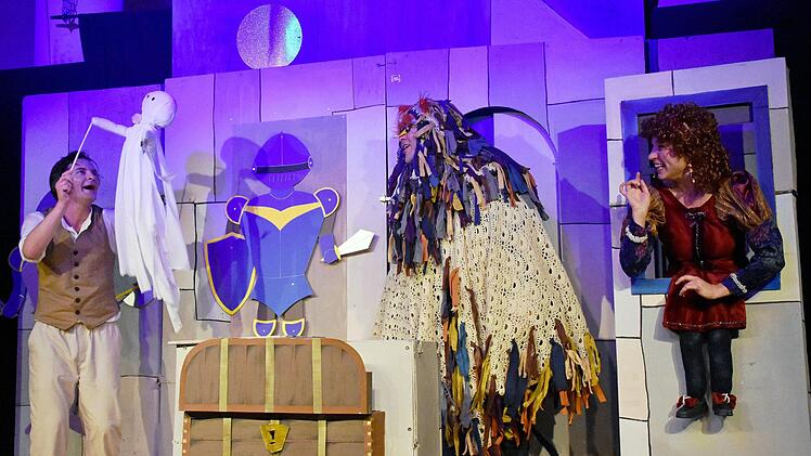 Heuer verzaubert die Theaterwerkstatt Haßfurt Kinder, aber auch Erwachsene mit der Geschichte "Das kleine Gespenst" von Otfried Preußler. Schon die Premiere hatte den kleinen und großen Zuschauern auf das Beste gefallen. Unser Bild zeigt (von links) Felix Pielmeier, Patrick L. Schmitz, und Aline Joers.Fotos: Urlrike Langer