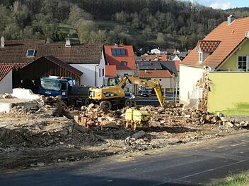 Platz für die Neugestaltung der "Zehnt" im Rahmen der abschließenden Dorferneuerung gewinnt die Gemeinde durch den Abriss des von ihr erworbenen Hofguts.  Fotos: Winfried Ehling