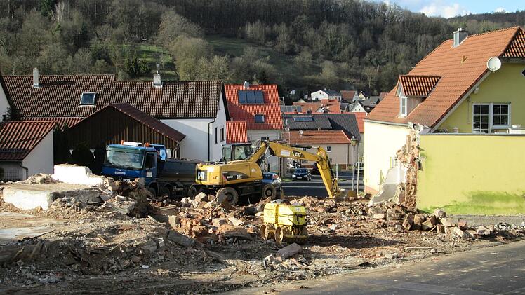 Platz für die Neugestaltung der "Zehnt" im Rahmen der abschließenden Dorferneuerung gewinnt die Gemeinde durch den Abriss des von ihr erworbenen Hofguts.  Fotos: Winfried Ehling