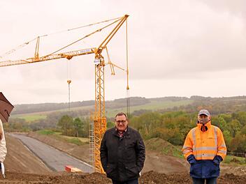 Die Stadtsteinacher Umgehungsstraße soll bereits Ende 2021 befahrbar sein, sagte Siegfried Beck vom Staatlichen Bauamt dem Stadtrat auf dem künftigen Übergang des Vogtendorfer Wegs über die neue B 303. Mit im Bild Projektleiter Jan Oertel (rechts). Im Hintergrund die künftige Einfahrt der neuen in die bisherige Bundesstraße 303 Richtung Untersteinach. Foto: Klaus Klaschka