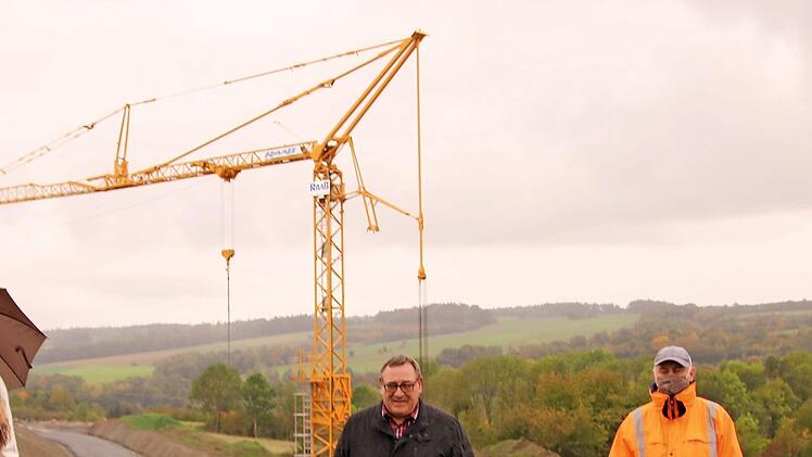 Die Stadtsteinacher Umgehungsstraße soll bereits Ende 2021 befahrbar sein, sagte Siegfried Beck vom Staatlichen Bauamt dem Stadtrat auf dem künftigen Übergang des Vogtendorfer Wegs über die neue B 303. Mit im Bild Projektleiter Jan Oertel (rechts). Im Hintergrund die künftige Einfahrt der neuen in die bisherige Bundesstraße 303 Richtung Untersteinach. Foto: Klaus Klaschka