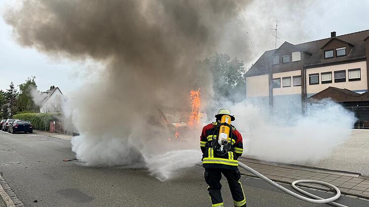 "Detonationen aufgrund der Ladung": Paket-Transporter in Flammen - Feuerwehr mit schwerem Atemschutz im Einsatz