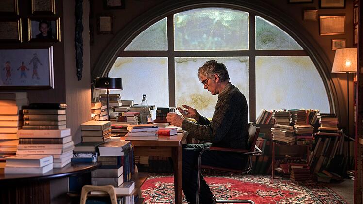 Vor 30 Jahren starb die Frau von Literaturliebhaber Hermann (Walter Sittler), seitdem lebt er zurückgezogen.