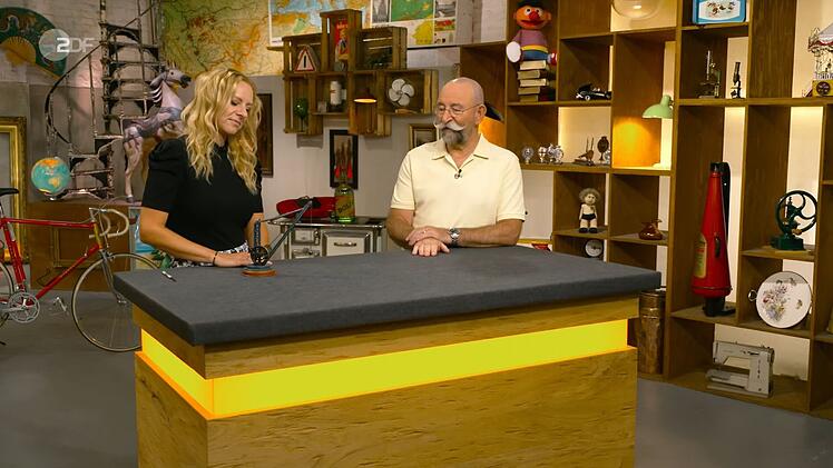 Was da zunächst unscheinbar auf dem Studiotisch lag, entpuppte sich in der Dienstagsfolge von "Bares für Rares" als echtes Highlight für die Expertin.