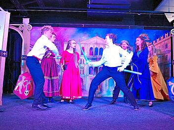 Am Frankenwald-Gymnasium wagte sich das Mittel- und Oberstufentheater an eine moderne Interpretation des Shakespeare-Klassikers &bdquo;Romeo und Julia&ldquo;.Heike Sch&uuml;lein