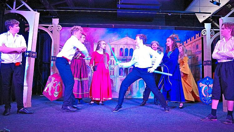 Am Frankenwald-Gymnasium wagte sich das Mittel- und Oberstufentheater an eine moderne Interpretation des Shakespeare-Klassikers &bdquo;Romeo und Julia&ldquo;.Heike Sch&uuml;lein