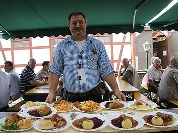 Die Festwirte - hier Bedienung Bernd Genzer - klagen über weniger Umsatz, hoffen aber noch auf die zweite Bierwochenhälfte. Fotos: Sonja Adam
