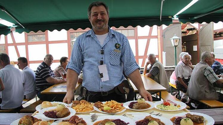 Die Festwirte - hier Bedienung Bernd Genzer - klagen über weniger Umsatz, hoffen aber noch auf die zweite Bierwochenhälfte. Fotos: Sonja Adam