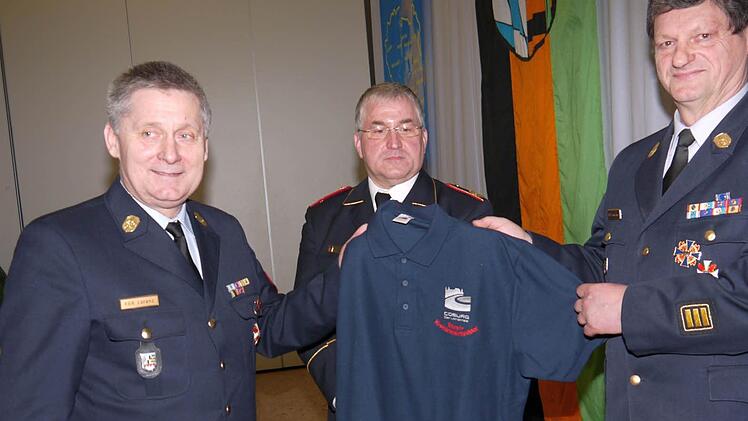Das erste neue Polo-Shirt des Kreisfeuerwehrverbandes bekam Bruno Baumgärtner (rechts) auch gleich noch.