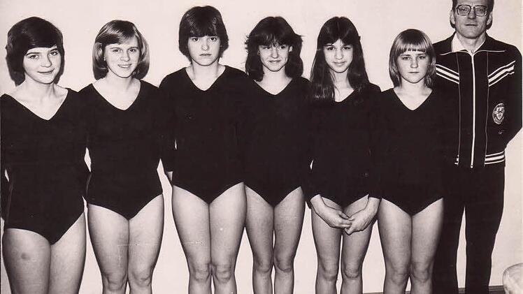 32 Jahre führte Philipp Reißenweber (rechts) die Turnermädchen von Erfolg zu Erfolg. Die Aufnahme entstand 1980. Von links: Doris Fug, Petra Schröder, Andrea Kalb, Elke Löffler, Ritta Scharma und Monika Weißerth.