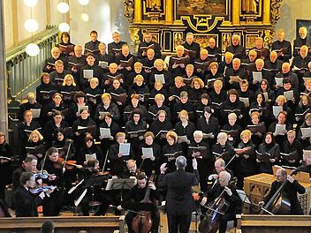 In der Petrikirche führten der evangelische Kirchenchor Bad Steben und die Kulmbacher Kantorei den Passionszyklus "Membra Jesu nostri" von Dietrich Buxtehude auf. Foto: Stephan Herbert Fuchs
