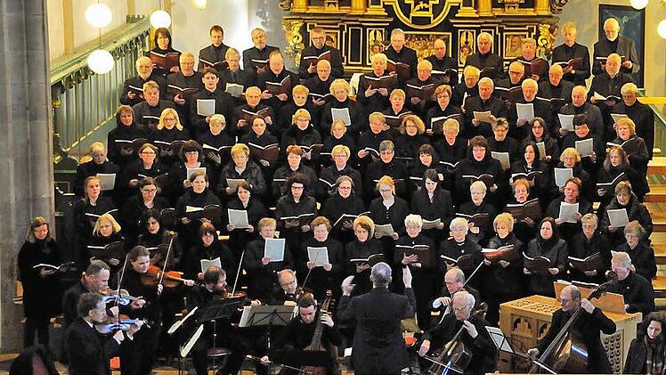 In der Petrikirche führten der evangelische Kirchenchor Bad Steben und die Kulmbacher Kantorei den Passionszyklus "Membra Jesu nostri" von Dietrich Buxtehude auf. Foto: Stephan Herbert Fuchs