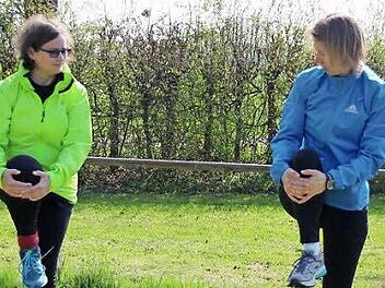 Mit der Hilfe von Kerstin Staubach (r.) rückt Sylvia Hubele ihrem inneren Schweinehund zuleibe. Foto: Sabrina Friedrich