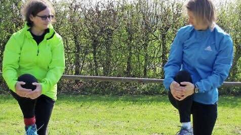 Mit der Hilfe von Kerstin Staubach (r.) rückt Sylvia Hubele ihrem inneren Schweinehund zuleibe. Foto: Sabrina Friedrich
