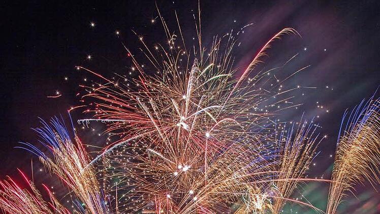Ein gigantisches Feuerwerk erlebte die Korbmachergemeinde zum Kirchweihauftakt in der Donnerstagsnacht. Fotos: Klaus Gagel