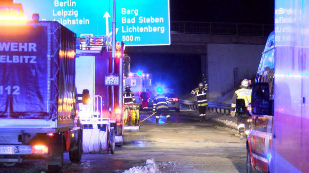 Lkw prallt auf A9 in Unfallstelle