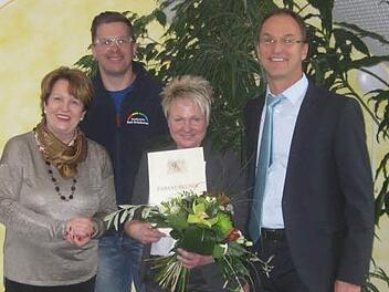 Sabine Wießner (Bildmitte) feierte bei den Stadtwerken Bad Brückenau ihr 25-jähriges Dienstjubiläum.  Foto: Thorsten Lieb