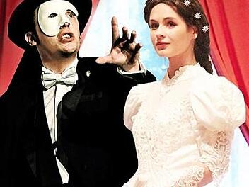 Ganz klar: Hier zu sehen ist das Phantom der Oper neben Kaserin Sissi - zu sehen im Kurtheater in Bad Kissingen.  Foto: PR