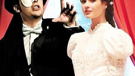 Ganz klar: Hier zu sehen ist das Phantom der Oper neben Kaserin Sissi - zu sehen im Kurtheater in Bad Kissingen.  Foto: PR